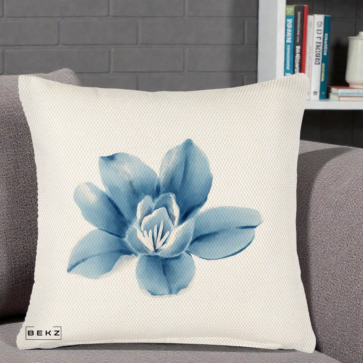 Perna Decorativa Magnolie Albastra Acuarela, 40x40 cm, Crem Reliefat, Husa Detasabila, Perna, BEKZ®