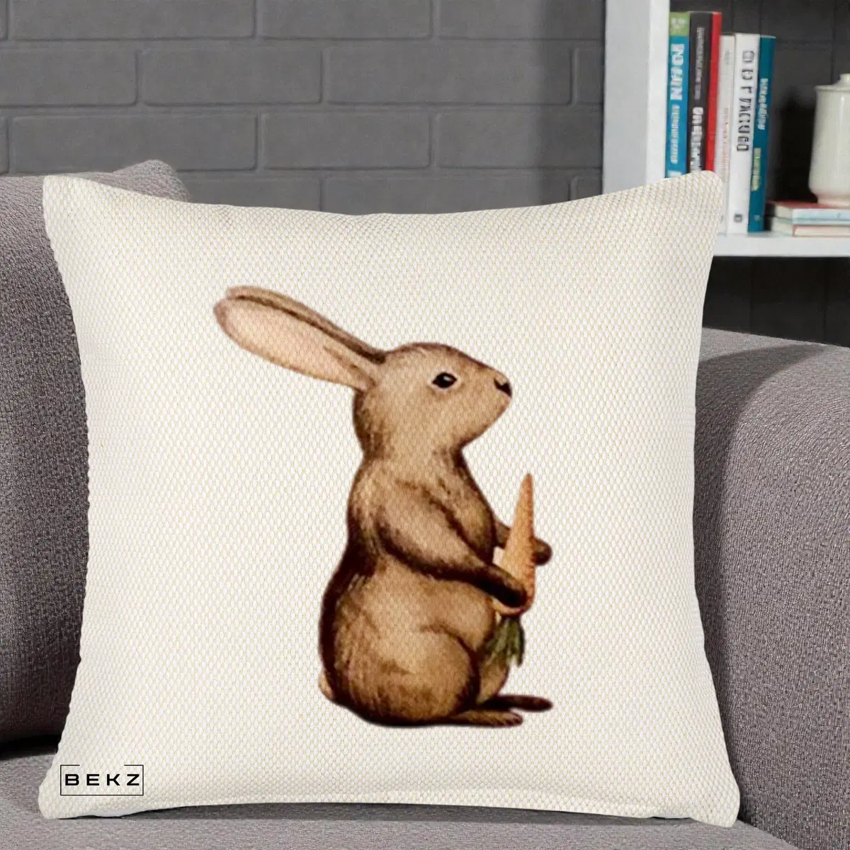 Perna Decorativa Iepuras Acuarela cu Morcov, 40x40 cm, Crem Reliefat, Husa Detasabila, Perna, BEKZ®