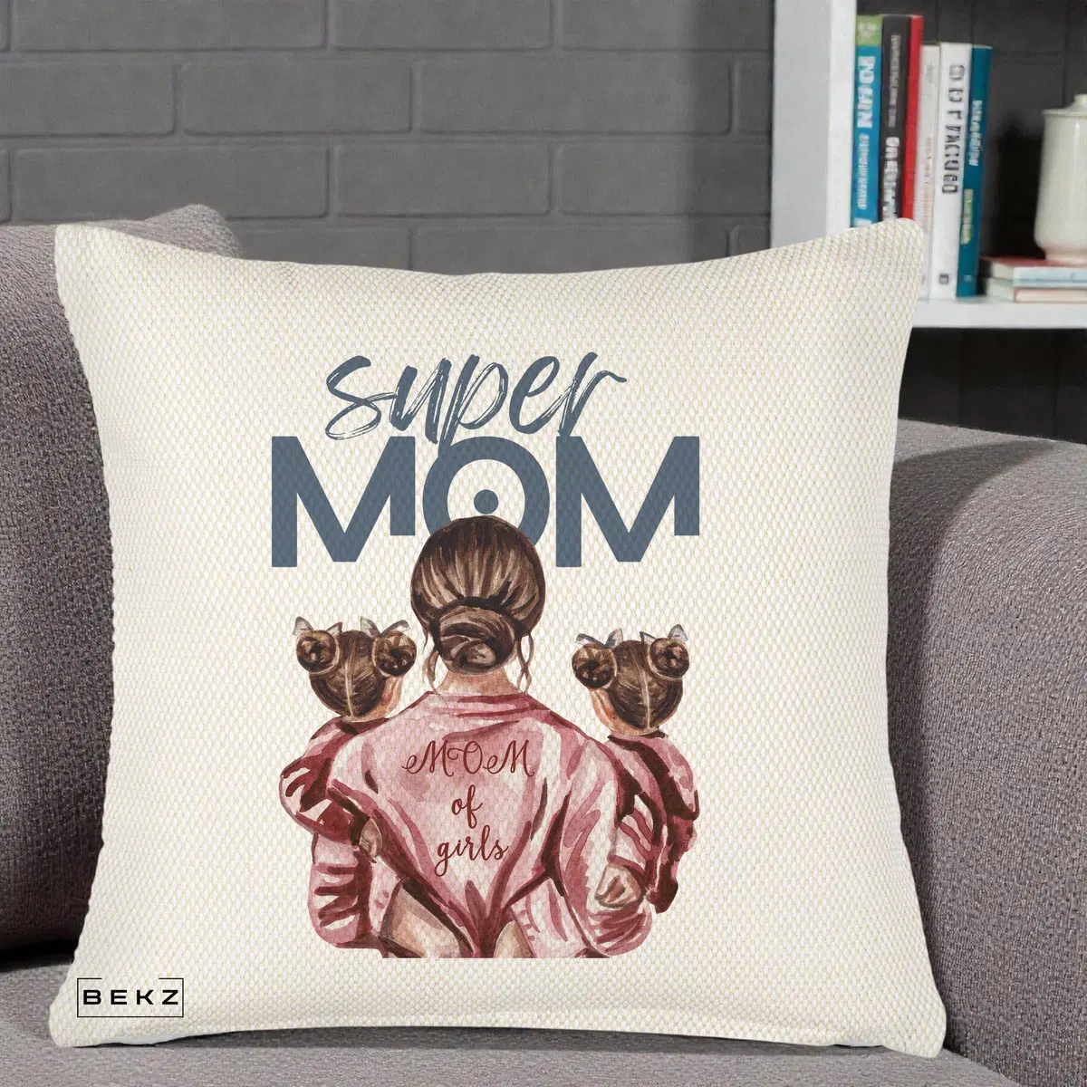 Perna Decorativa Super Mom of Girls Mama cu Gemene, 40x40 cm, Crem Reliefat, Husa Detasabila, Perna, BEKZ®