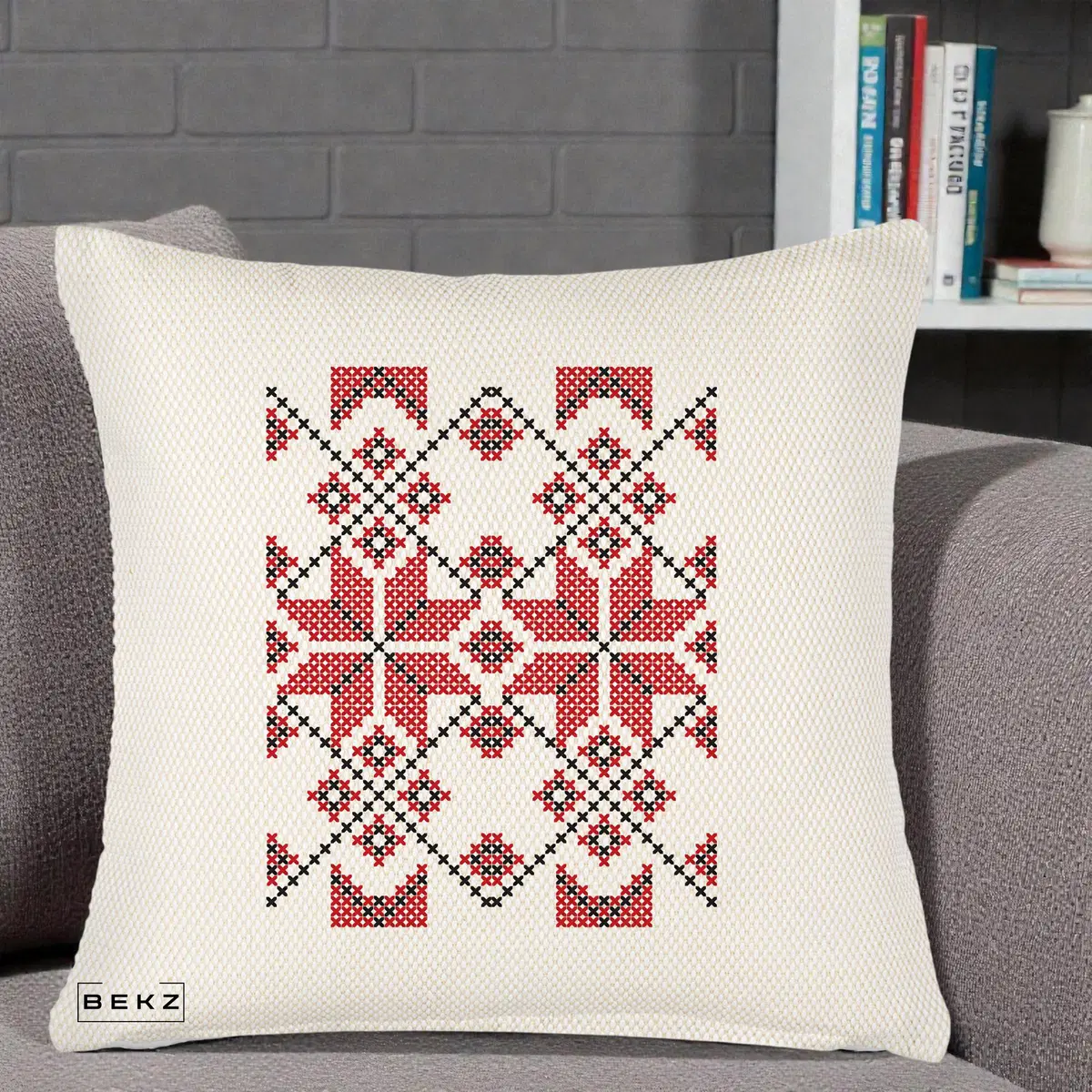 Perna Decorativa Motiv Traditional Cusatura Rosu-Negru, 40x40 cm, Crem Reliefat, Husa Detasabila, Perna, BEKZ®