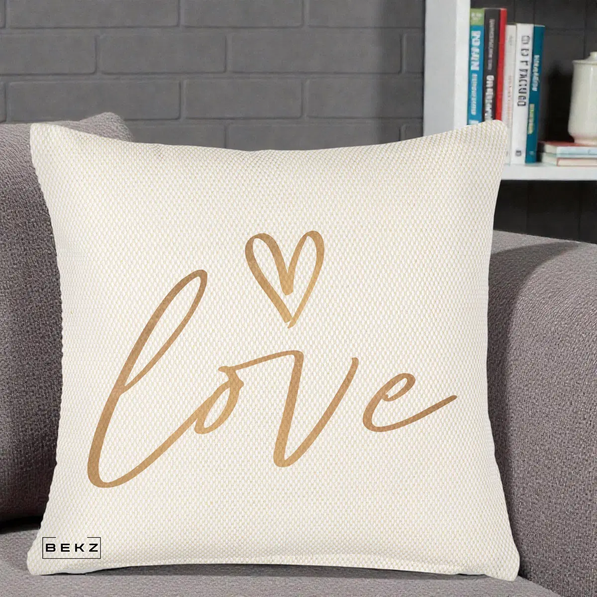 Perna Decorativa Love Caligrafie Aurie, 40x40 cm, Crem Reliefat, Husa Detasabila, Perna, BEKZ®