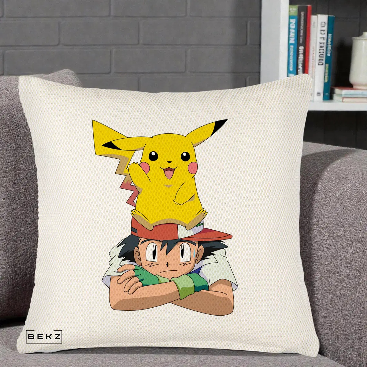 Perna Decorativa Ash si Pikachu, 40x40 cm, Crem Reliefat, Husa Detasabila, Perna, BEKZ®