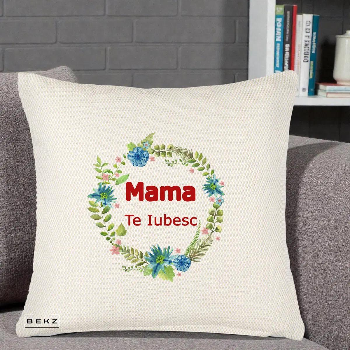 Perna Decorativa Mama Te Iubesc Flori Albastre, 40x40 cm, Crem Reliefat, Husa Detasabila, Perna, BEKZ®