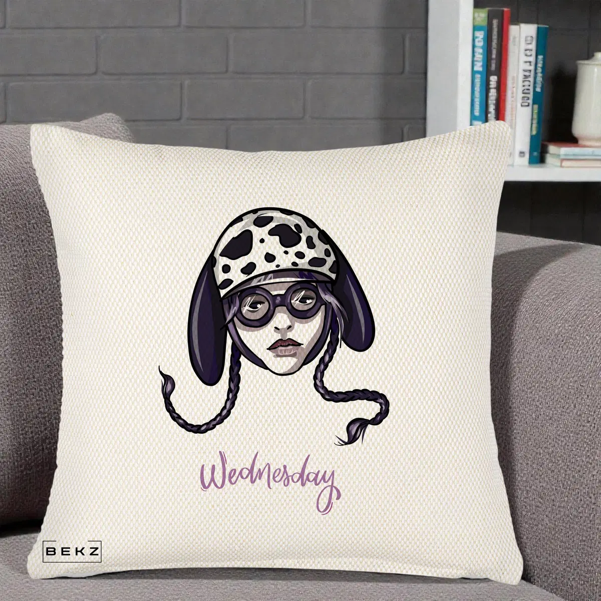Perna Decorativa Wednesday Addams cu Caine Dalmatian, 40x40 cm, Crem Reliefat, Husa Detasabila, Perna, BEKZ®