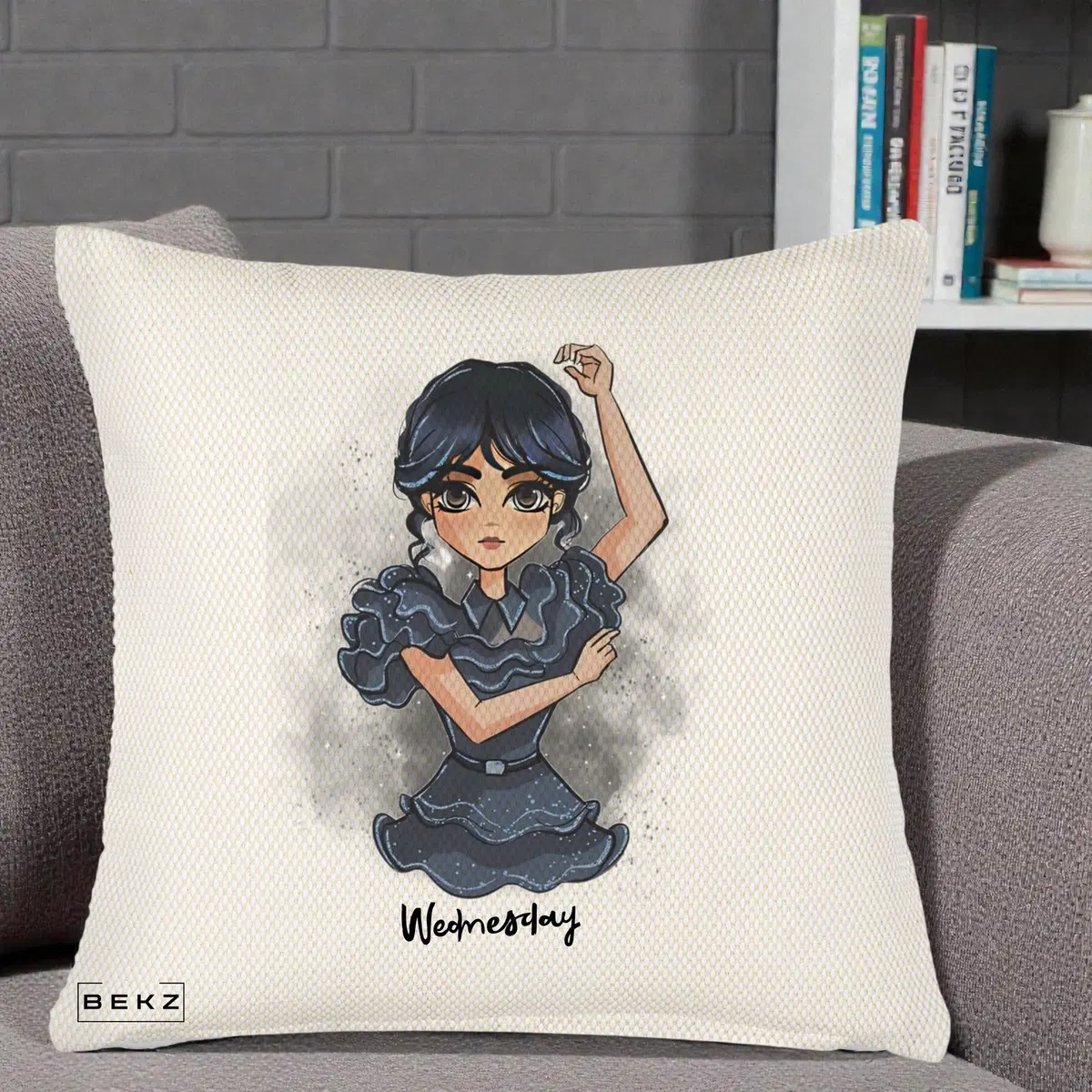 Perna Decorativa Wednesday Addams Dancing Queen, 40x40 cm, Crem Reliefat, Husa Detasabila, Perna, BEKZ®