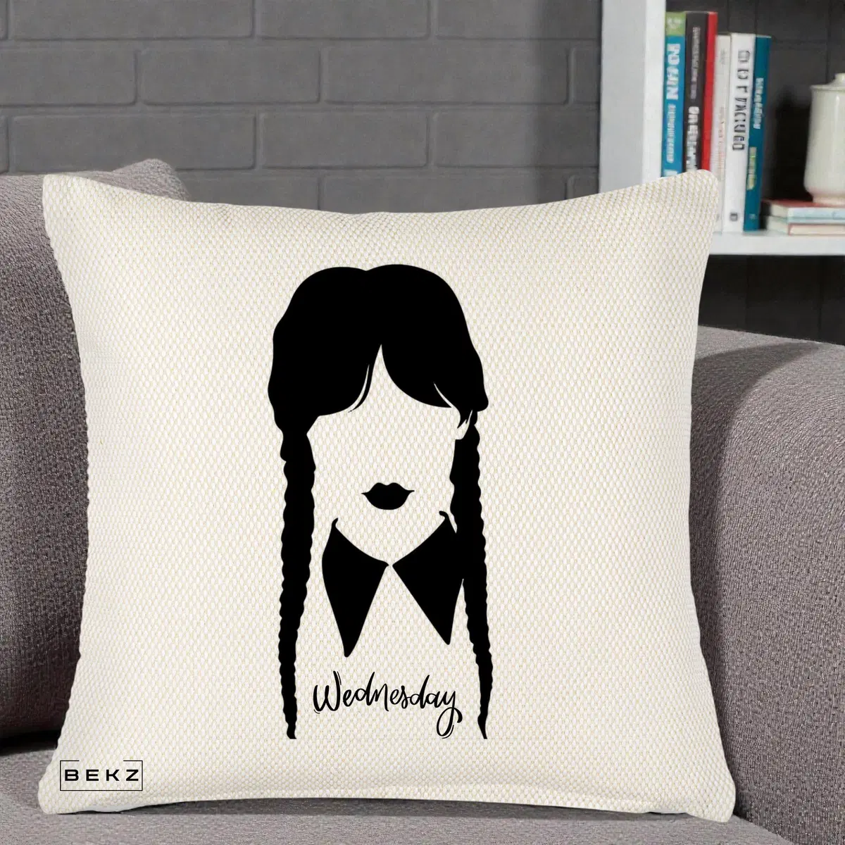 Perna Decorativa Wednesday Addams Silueta Alb-Negru, 40x40 cm, Crem Reliefat, Husa Detasabila, Perna, BEKZ®