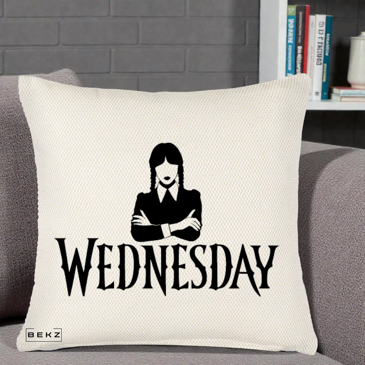 Perna Decorativa Wednesday Addams cu Brate Incrucisate, 40x40 cm, Crem Reliefat, Husa Detasabila, Perna, BEKZ®