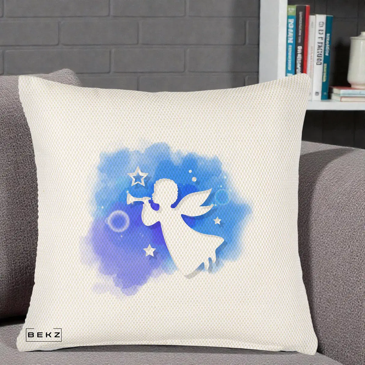Perna Decorativa Inger cu Trompeta Albastru, 40x40 cm, Crem Reliefat, Husa Detasabila, Perna, BEKZ®