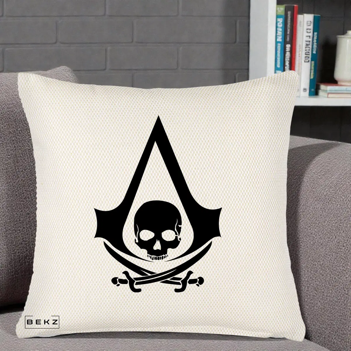 Perna Decorativa Assassin's Creed Black Flag Skull Logo, 40x40 cm, Crem Reliefat, Husa Detasabila, Perna, BEKZ®