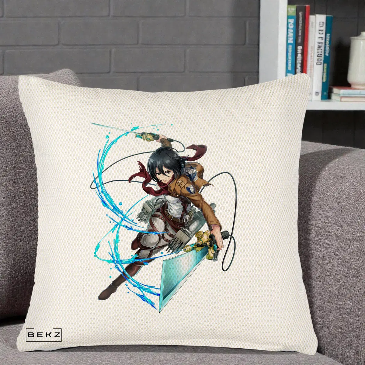 Perna Decorativa Attack on Titan Mikasa Ackerman Lupta, 40x40 cm, Crem Reliefat, Husa Detasabila, Perna, BEKZ®