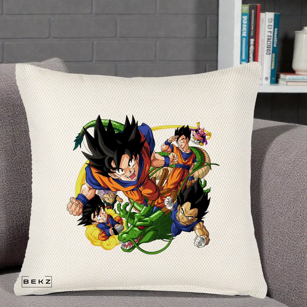 Perna Decorativa Dragon Ball Goku si Shenron Actiune, 40x40 cm, Crem Reliefat, Husa Detasabila, Perna, BEKZ®