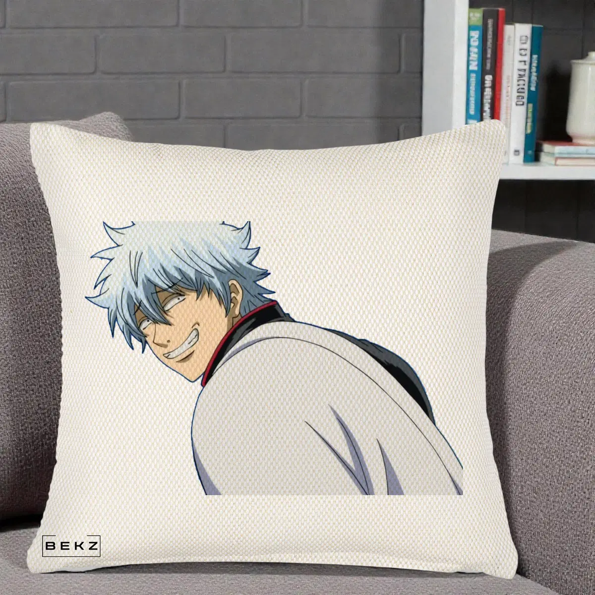Perna Decorativa Gintama Gintoki Portret cu Zambet, 40x40 cm, Crem Reliefat, Husa Detasabila, Perna, BEKZ®
