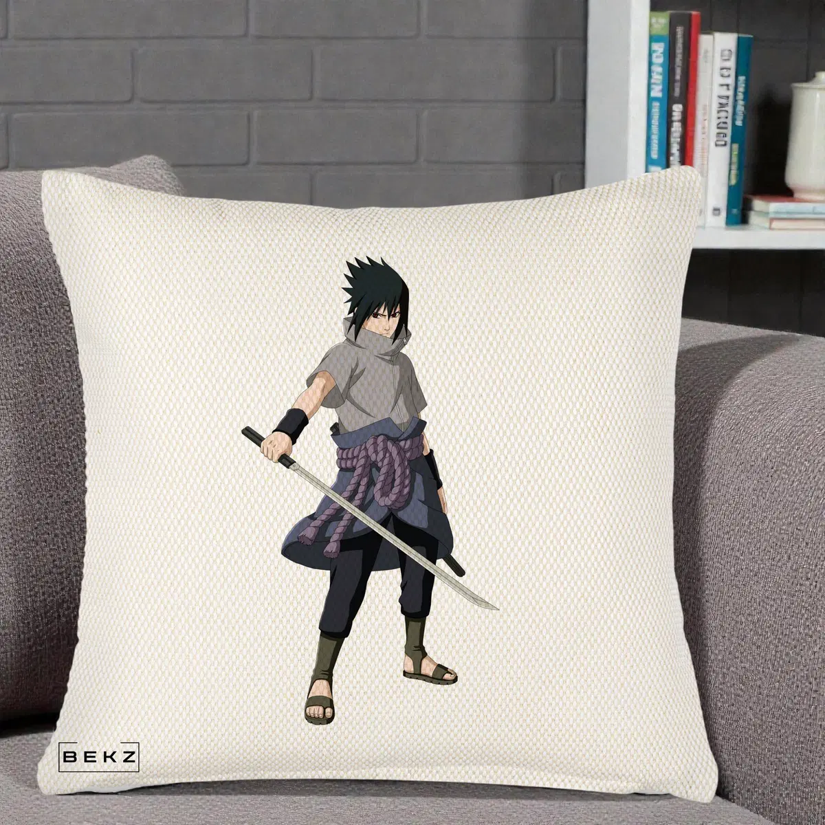 Perna Decorativa Naruto Sasuke Uchiha cu Sabia, 40x40 cm, Crem Reliefat, Husa Detasabila, Perna, BEKZ®