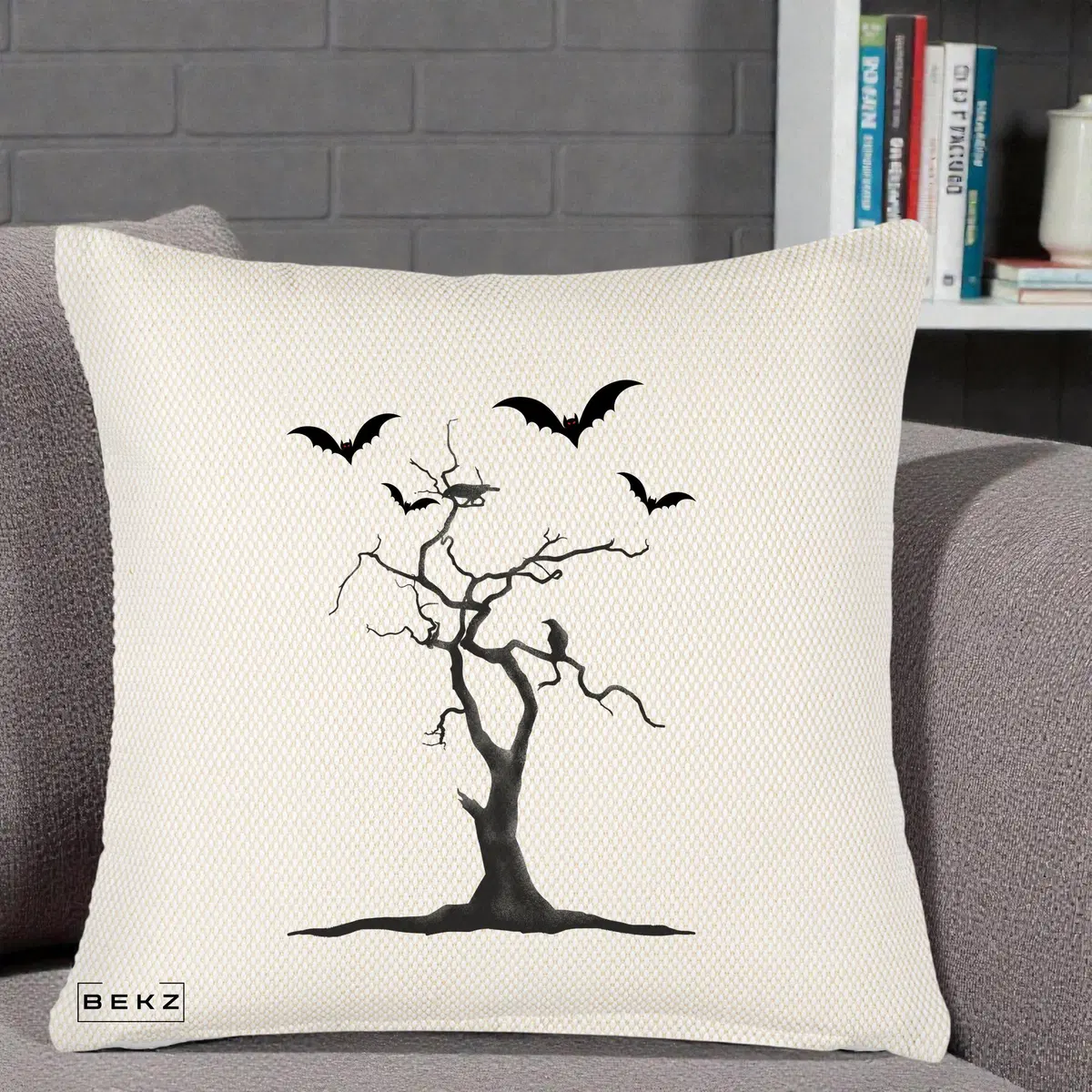 Perna Decorativa Halloween Copac cu Lilieci Alb-Negru, 40x40 cm, Crem Reliefat, Husa Detasabila, Perna, BEKZ®