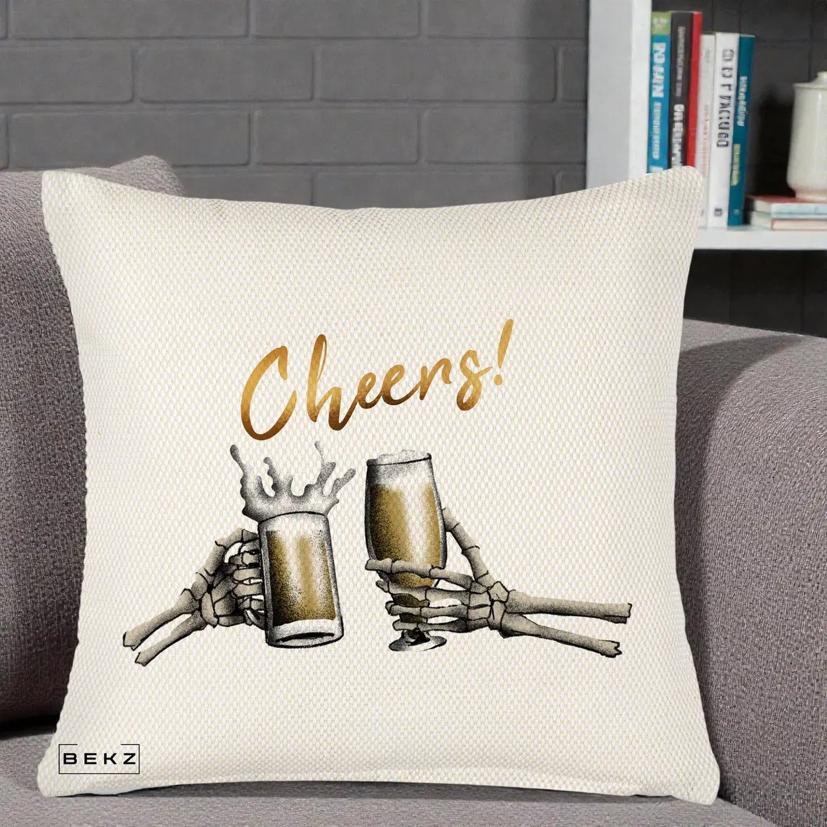Perna Decorativa Halloween Cheers Schelete cu Bere, 40x40 cm, Crem Reliefat, Husa Detasabila, Perna, BEKZ®
