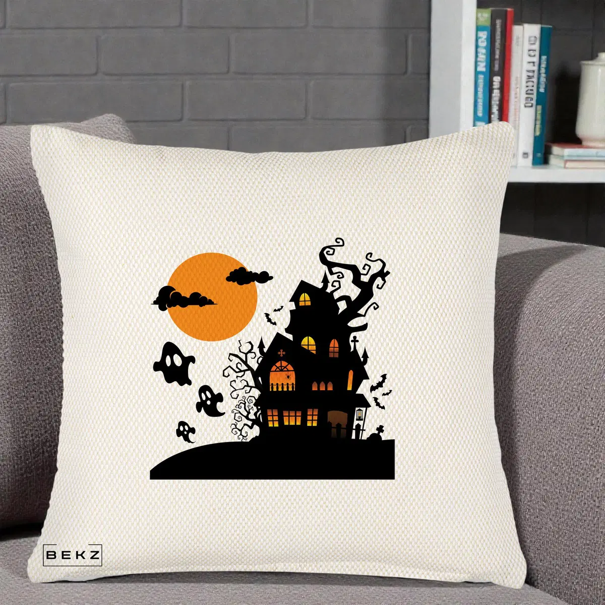 Perna Decorativa Halloween Casa Bantuita cu Fantome, 40x40 cm, Crem Reliefat, Husa Detasabila, Perna, BEKZ®