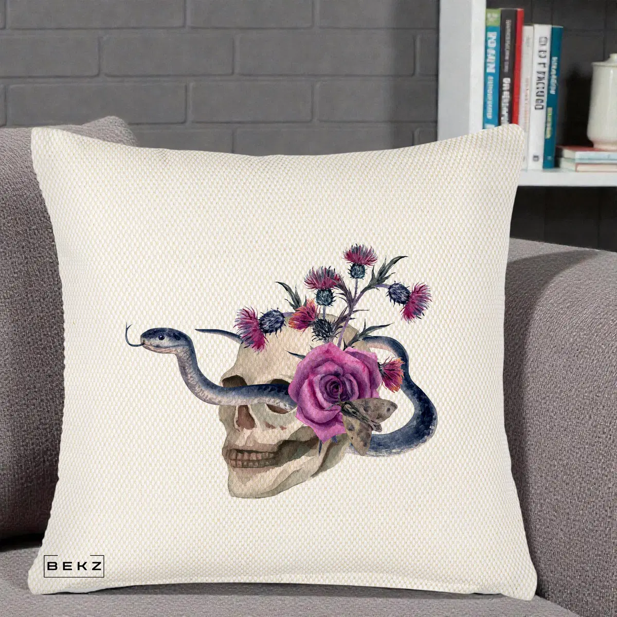 Perna Decorativa Craniu cu Sarpe si Trandafiri Gothic, 40x40 cm, Crem Reliefat, Husa Detasabila, Perna, BEKZ®