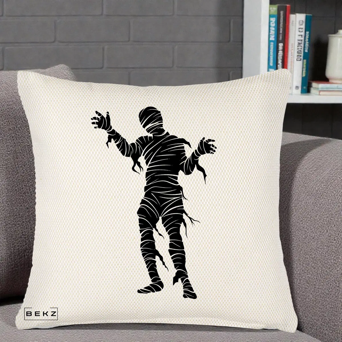 Perna Decorativa Mormii Infricosat Silueta Neagra Halloween, 40x40 cm, Crem Reliefat, Husa Detasabila, Perna, BEKZ®
