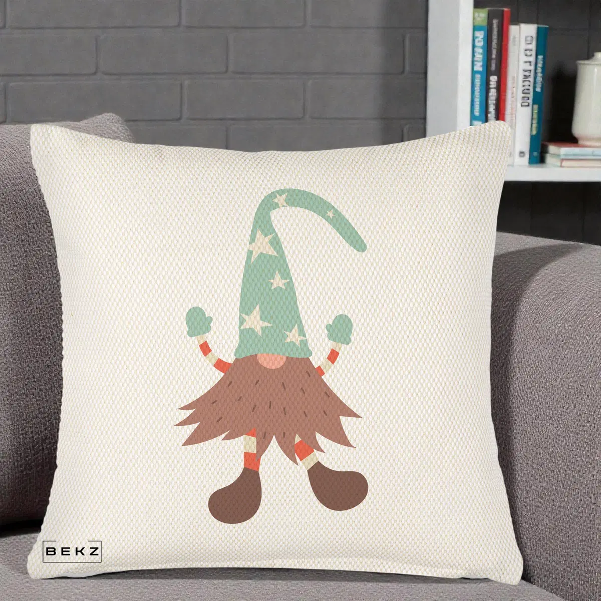 Perna Decorativa Pitic Gnom Nordic cu Cadou Menta, 40x40 cm, Crem Reliefat, Husa Detasabila, Perna, BEKZ®