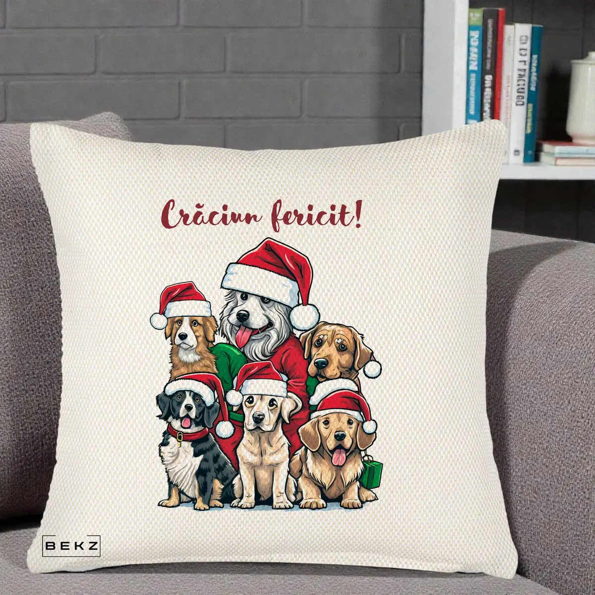 Perna Decorativa Caini cu Bonete Craciun Fericit, 40x40 cm, Crem Reliefat, Husa Detasabila, Perna, BEKZ®