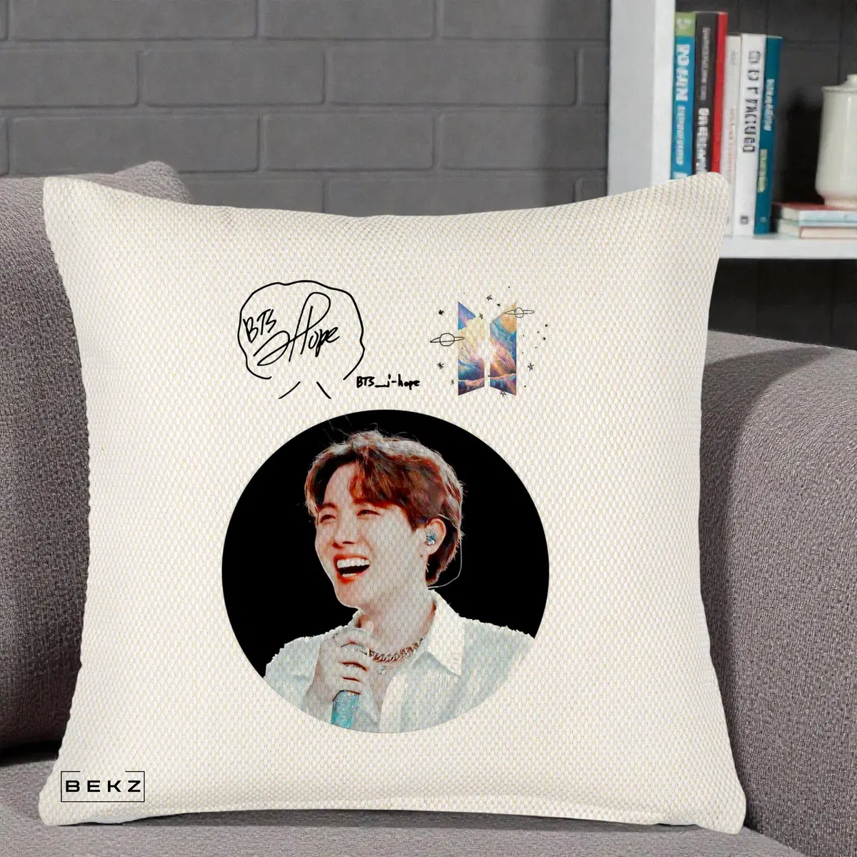 Perna Decorativa BTS J-Hope Portret cu Autograf si Logo, 40x40 cm, Crem Reliefat, Husa Detasabila, Perna, BEKZ®