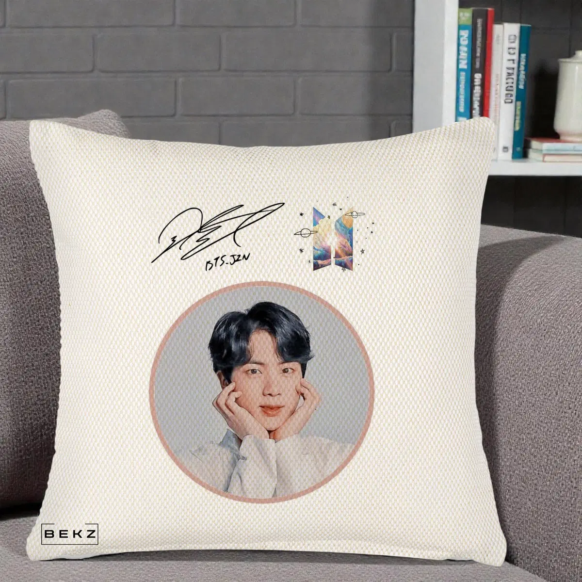 Perna Decorativa BTS Jin Portret cu Autograf si Logo, 40x40 cm, Crem Reliefat, Husa Detasabila, Perna, BEKZ®