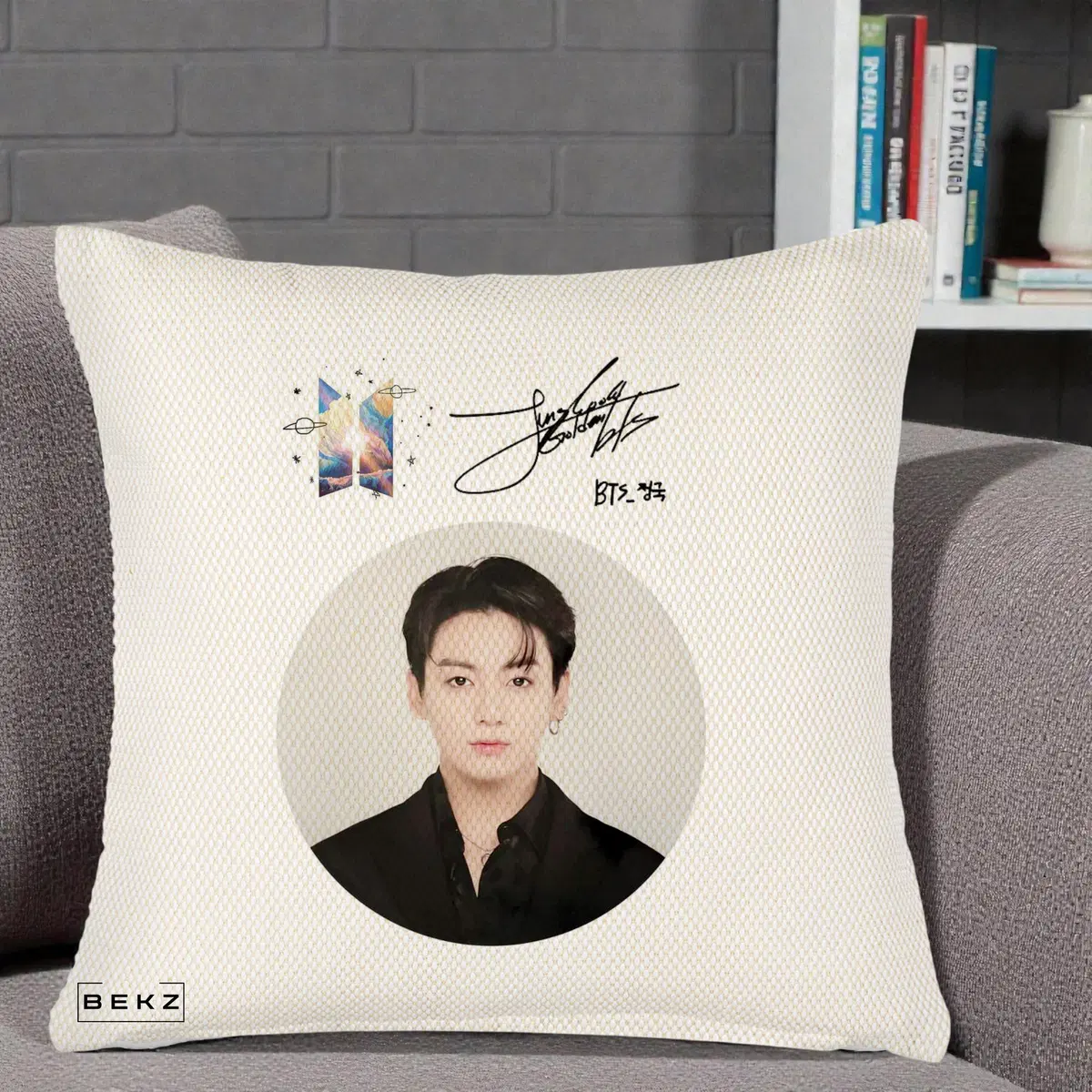 Perna Decorativa BTS Jungkook Portret cu Autograf si Logo, 40x40 cm, Crem Reliefat, Husa Detasabila, Perna, BEKZ®