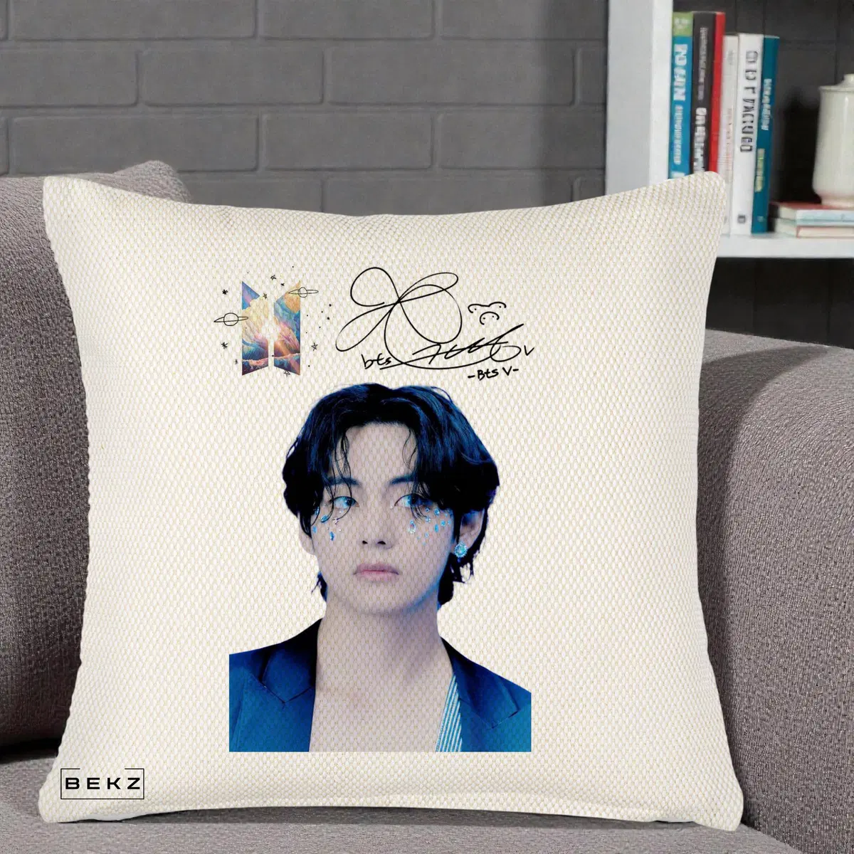 Perna Decorativa BTS V Taehyung Portret cu Autograf si Logo, 40x40 cm, Crem Reliefat, Husa Detasabila, Perna, BEKZ®