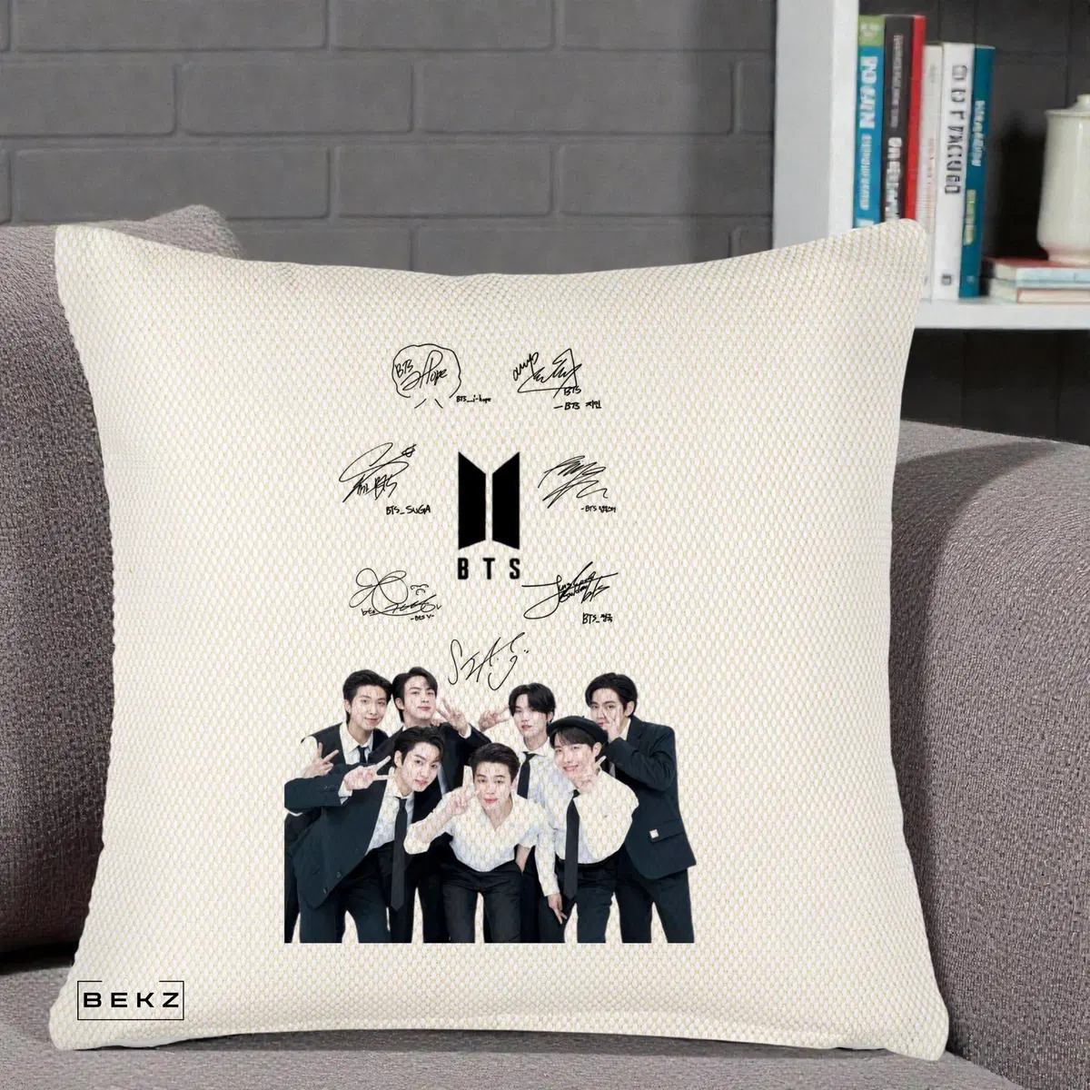 Perna Decorativa BTS Autografe Toti Membrii cu Logo si Fotografie, 40x40 cm, Crem Reliefat, Husa Detasabila, Perna, BEKZ®