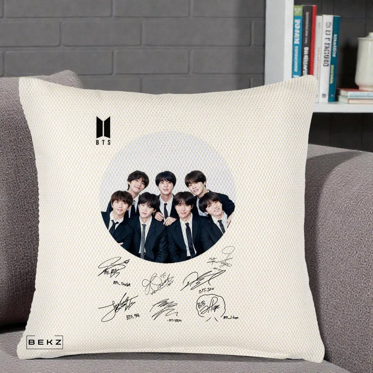 Perna Decorativa BTS Fotografie Grup Costum Negru si Autografe Cerc, 40x40 cm, Crem Reliefat, Husa Detasabila, Perna, BEKZ®