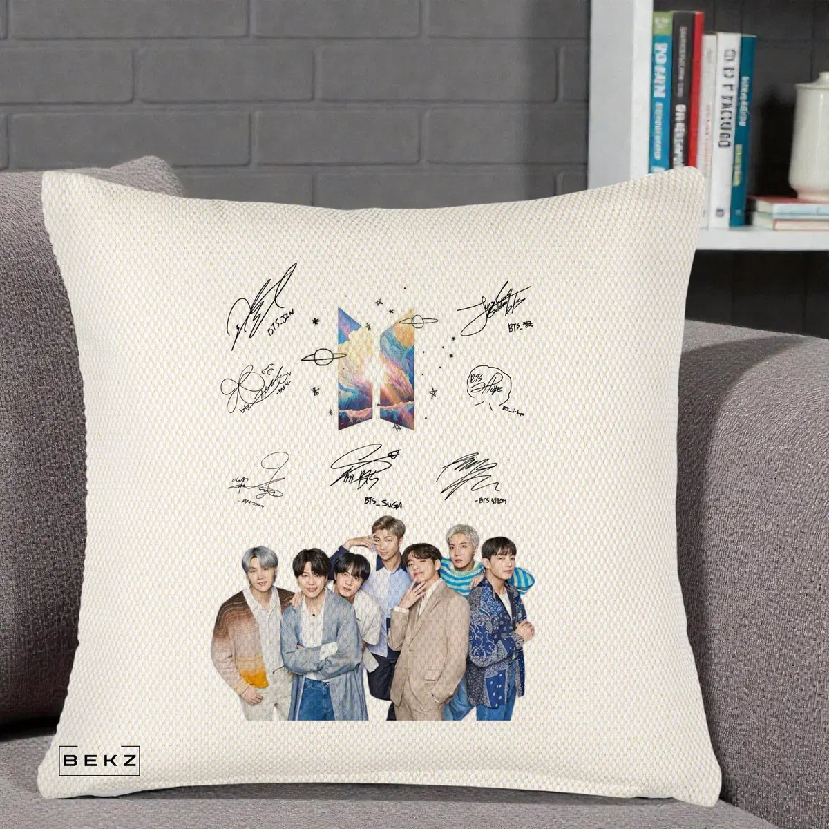Perna Decorativa BTS Logo si Autografe Toti Membrii Fotografie Casual, 40x40 cm, Crem Reliefat, Husa Detasabila, Perna, BEKZ®