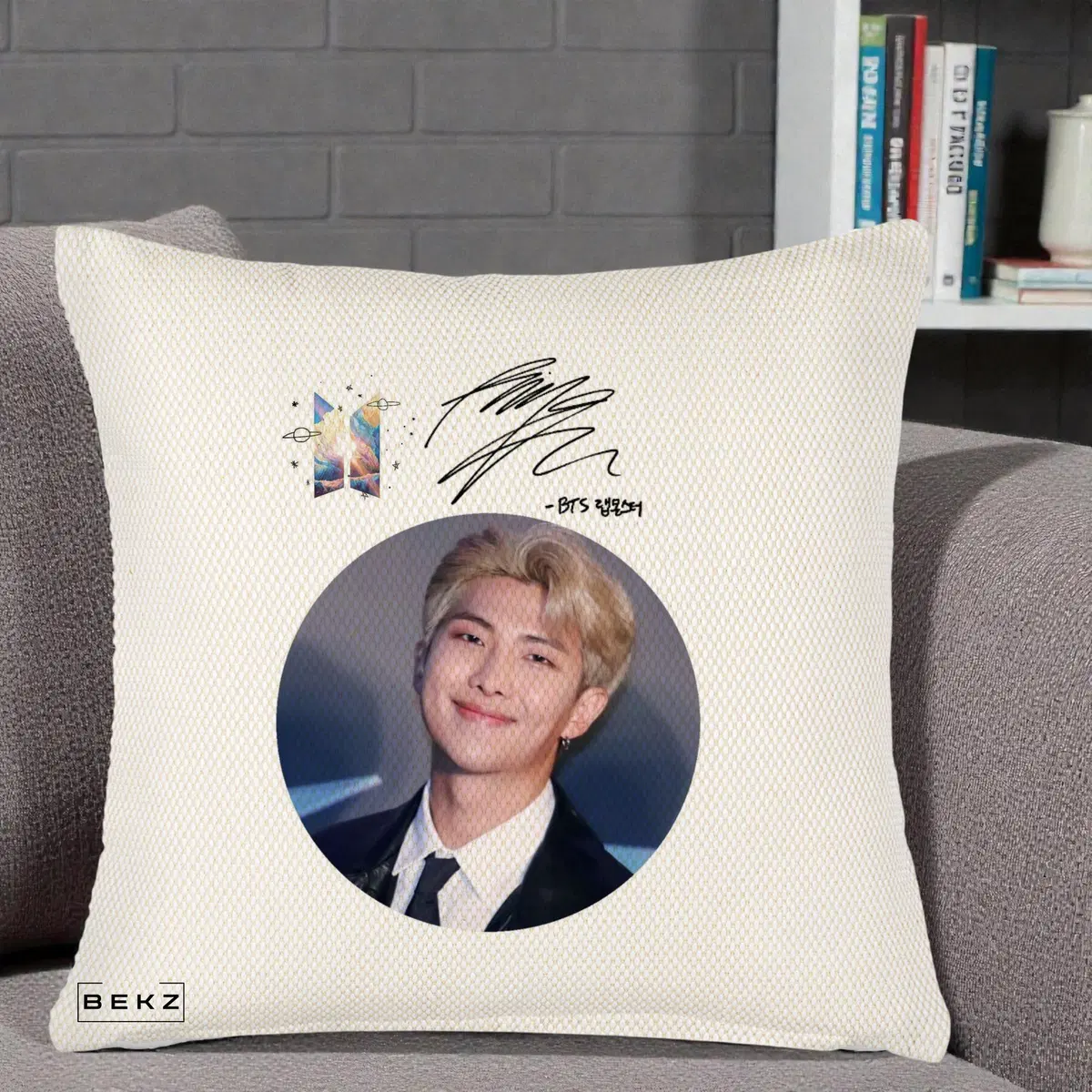 Perna Decorativa BTS RM Namjoon Portret Cerc cu Autograf, 40x40 cm, Crem Reliefat, Husa Detasabila, Perna, BEKZ®