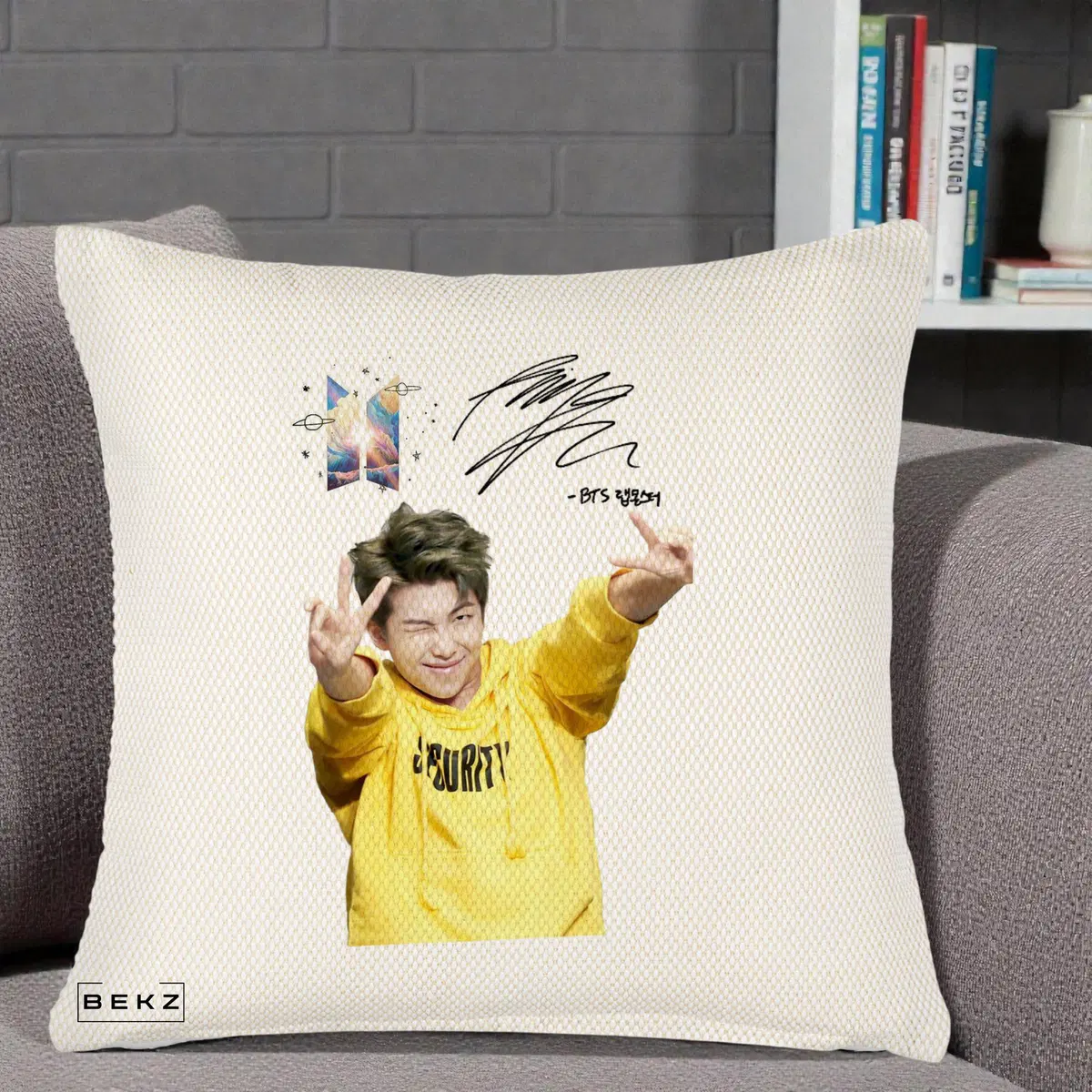 Perna Decorativa BTS RM Namjoon Hanorac Galben Autograf Logo, 40x40 cm, Crem Reliefat, Husa Detasabila, Perna, BEKZ®