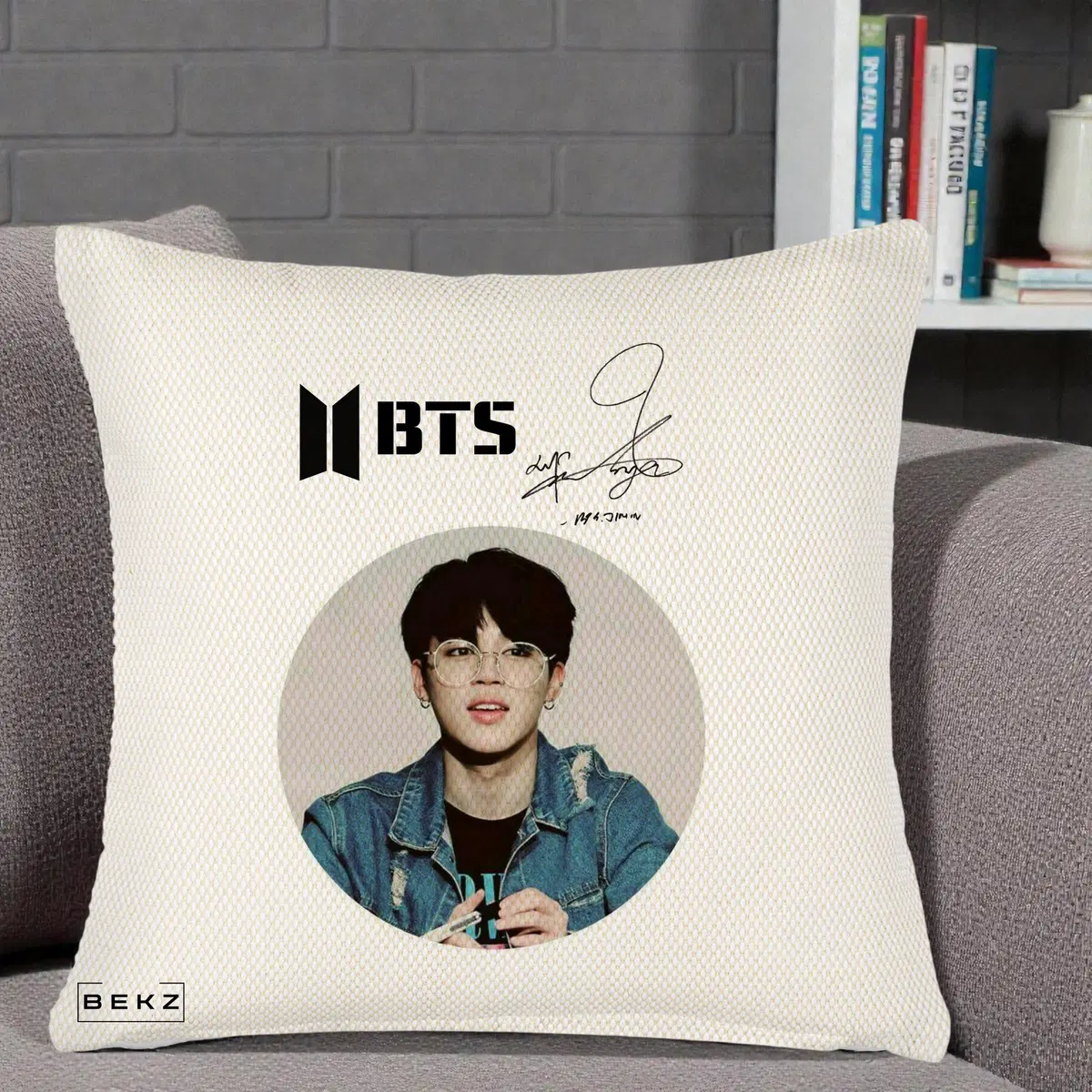 Perna Decorativa BTS Jimin Portret Cerc Logo Autograf Geaca, 40x40 cm, Crem Reliefat, Husa Detasabila, Perna, BEKZ®
