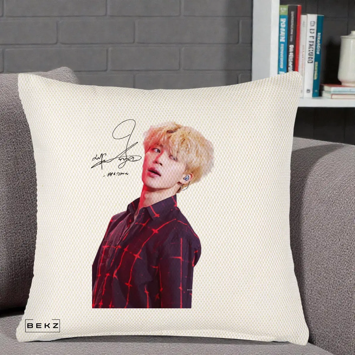 Perna Decorativa BTS Jimin Portret Artistic par Blond Autograf, 40x40 cm, Crem Reliefat, Husa Detasabila, Perna, BEKZ®