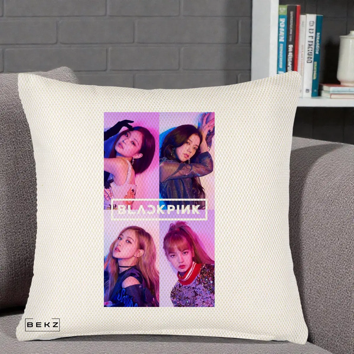 Perna Decorativa BLACKPINK Poster Colaj 4 Membre Violet Roz, 40x40 cm, Crem Reliefat, Husa Detasabila, Perna, BEKZ®