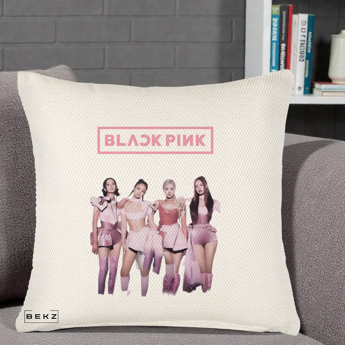 Perna Decorativa BLACKPINK Fotografie Grup Tinute Roz, 40x40 cm, Crem Reliefat, Husa Detasabila, Perna, BEKZ®