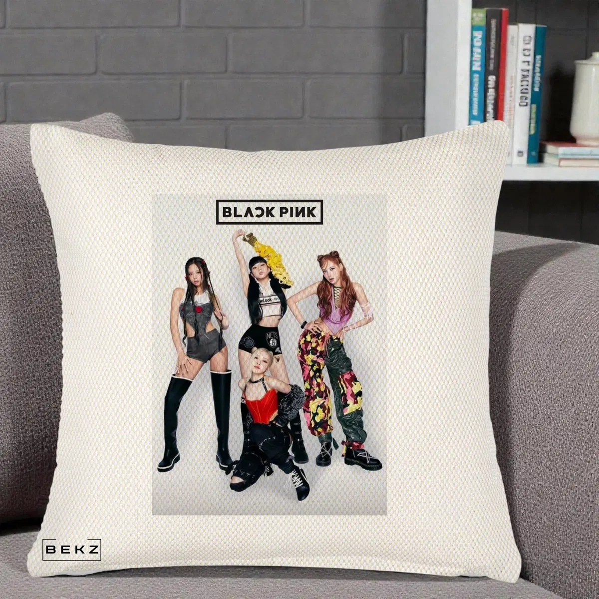 Perna Decorativa BLACKPINK Fotografie Grup Tinute Edgy Logo, 40x40 cm, Crem Reliefat, Husa Detasabila, Perna, BEKZ®