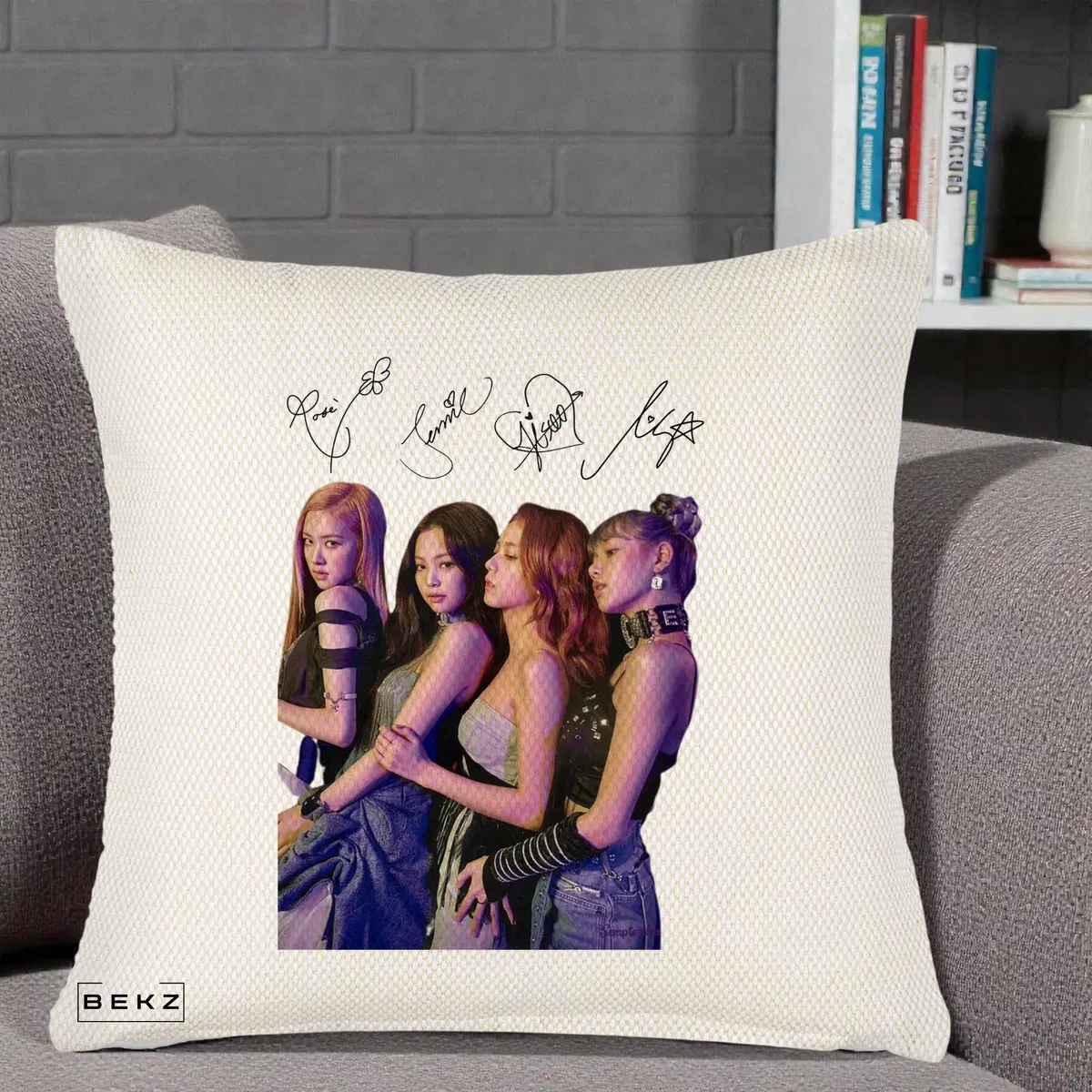 Perna Decorativa BLACKPINK Fotografie Grup Autografe Deasupra, 40x40 cm, Crem Reliefat, Husa Detasabila, Perna, BEKZ®
