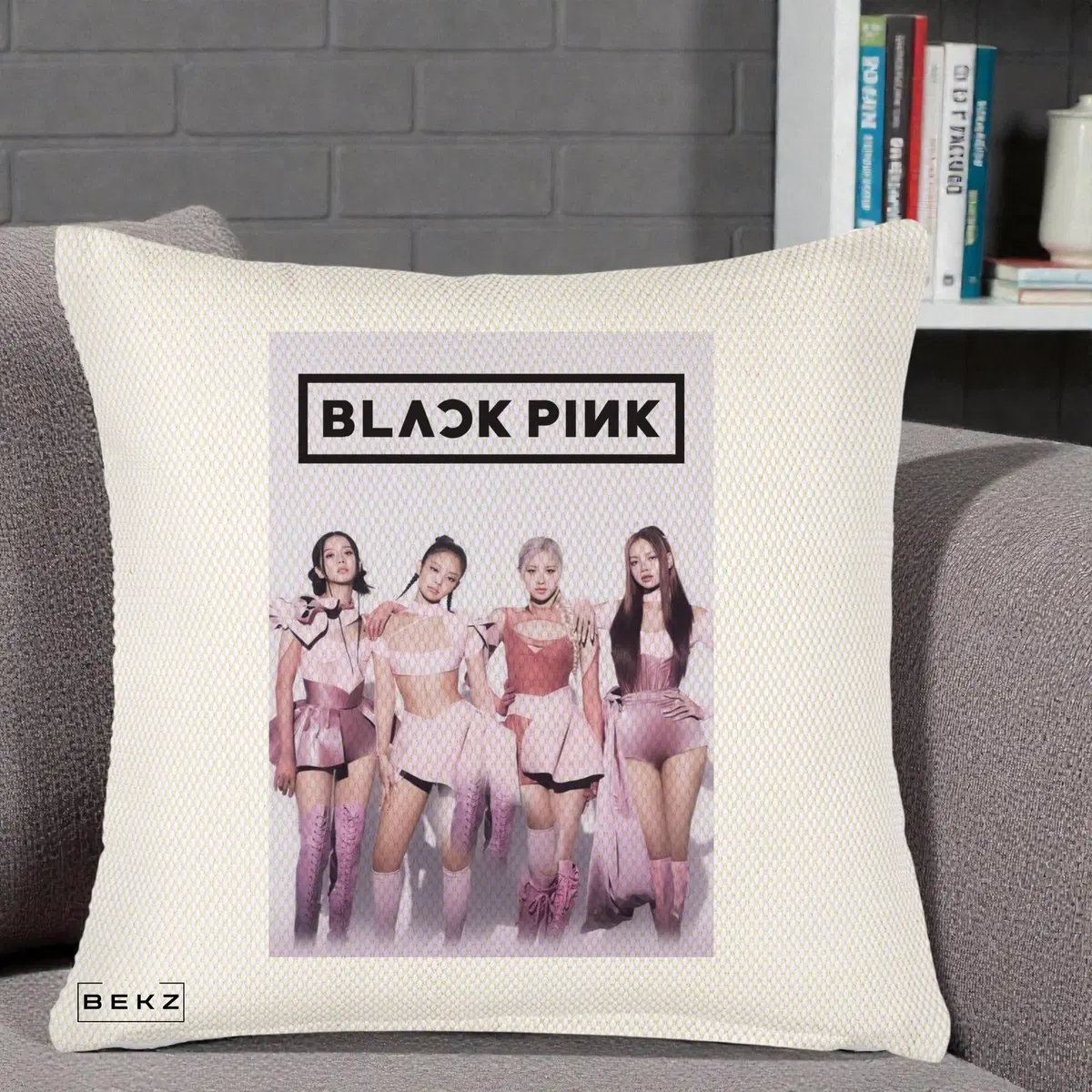 Perna Decorativa BLACKPINK Poster Roz Tinute Coordonate Logo, 40x40 cm, Crem Reliefat, Husa Detasabila, Perna, BEKZ®