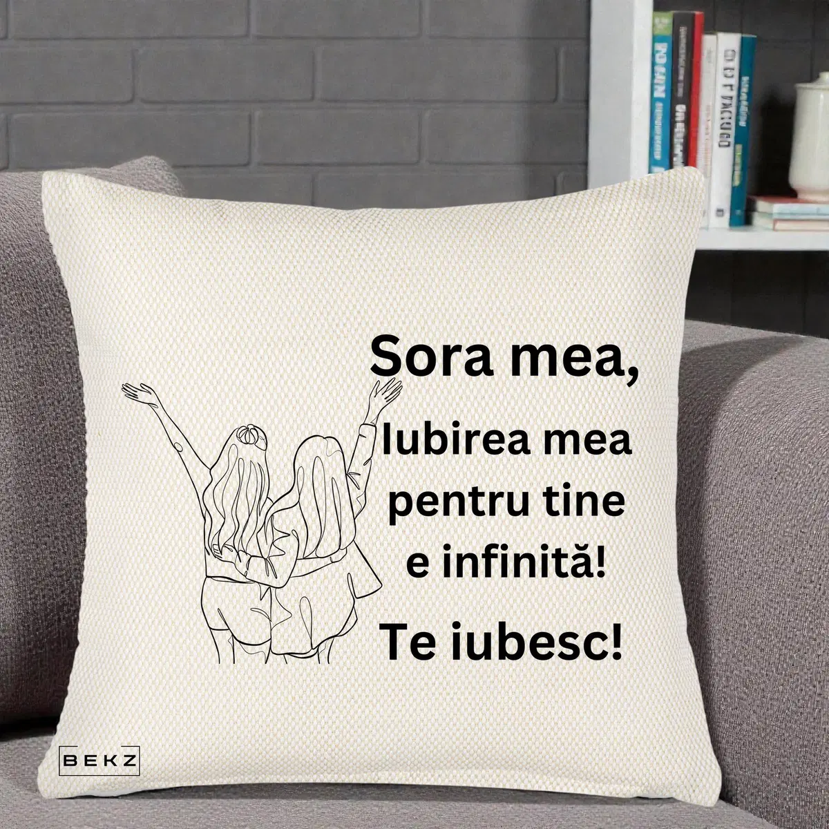 Perna Decorativa Sora Mea Te Iubesc Line Art Doua Fete cu Brate Ridicate, 40x40 cm, Crem Reliefat, Husa Detasabila, Perna, BEKZ®