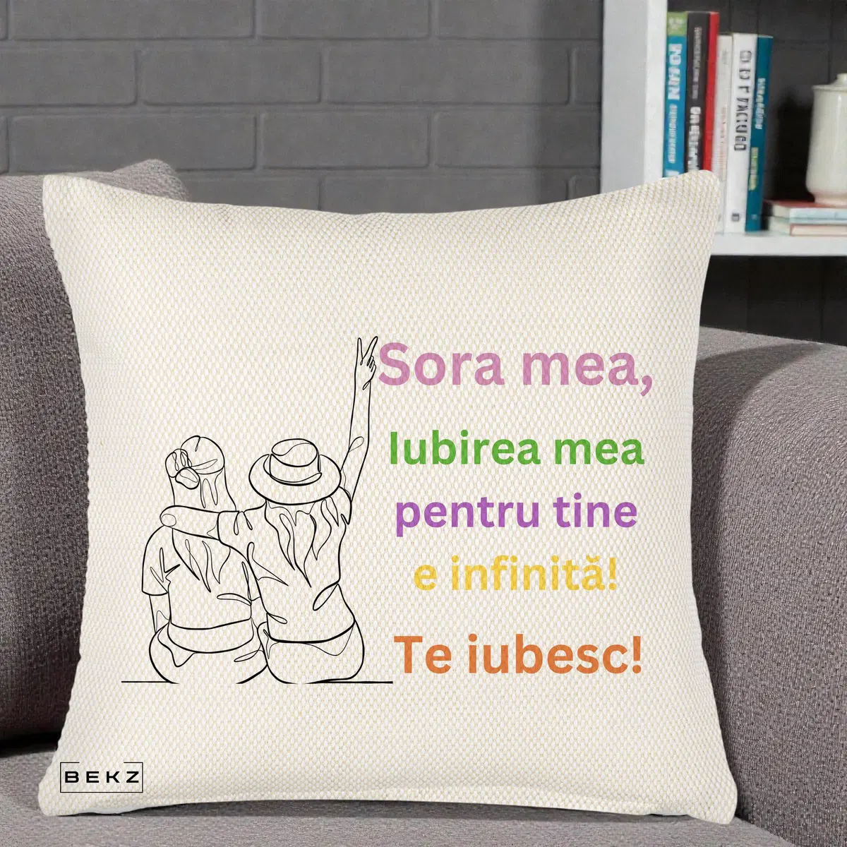 Perna Decorativa Sora Mea Te Iubesc Doua Fete cu Palarie si Umbrela, 40x40 cm, Crem Reliefat, Husa Detasabila, Perna, BEKZ®