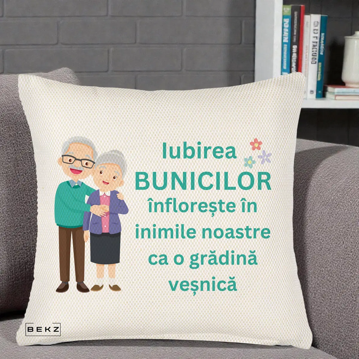 Perna Decorativa Bunicii Iubirea Infloreste Cuplu Senior Teal, 40x40 cm, Crem Reliefat, Husa Detasabila, Perna, BEKZ®