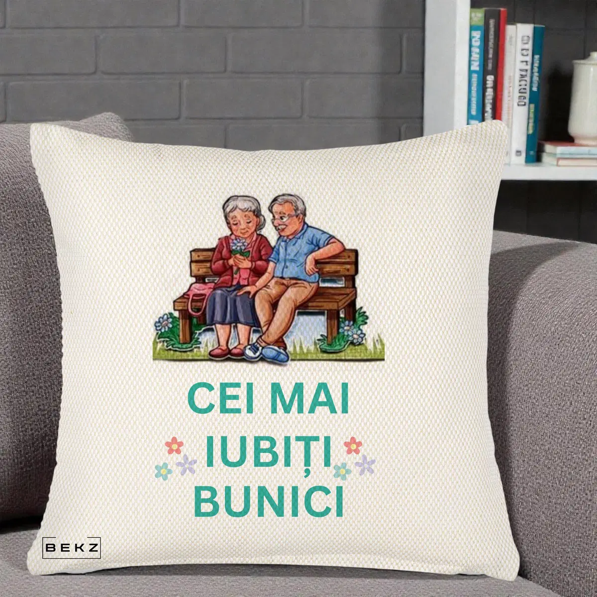 Perna Decorativa Cei Mai Iubiti Bunici Cuplu pe Banca Ilustratie, 40x40 cm, Crem Reliefat, Husa Detasabila, Perna, BEKZ®