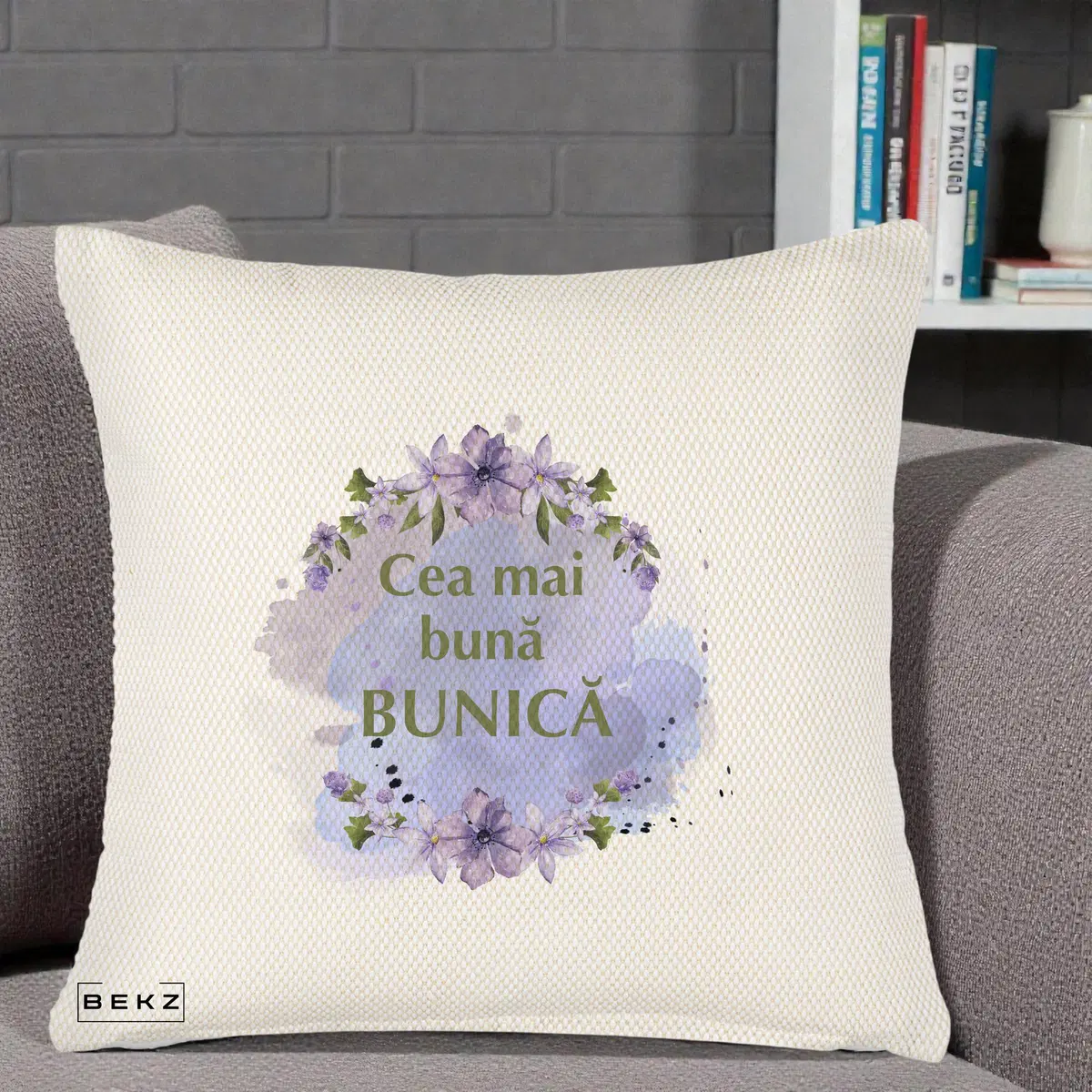 Perna Decorativa Cea Mai Buna Bunica Flori Mov Acuarela Auriu, 40x40 cm, Crem Reliefat, Husa Detasabila, Perna, BEKZ®