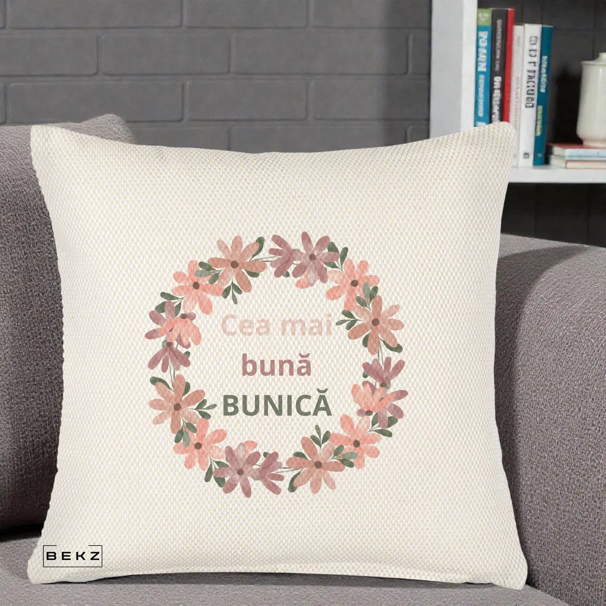 Perna Decorativa Cea Mai Buna Bunica Coronita Flori Roz, 40x40 cm, Crem Reliefat, Husa Detasabila, Perna, BEKZ®
