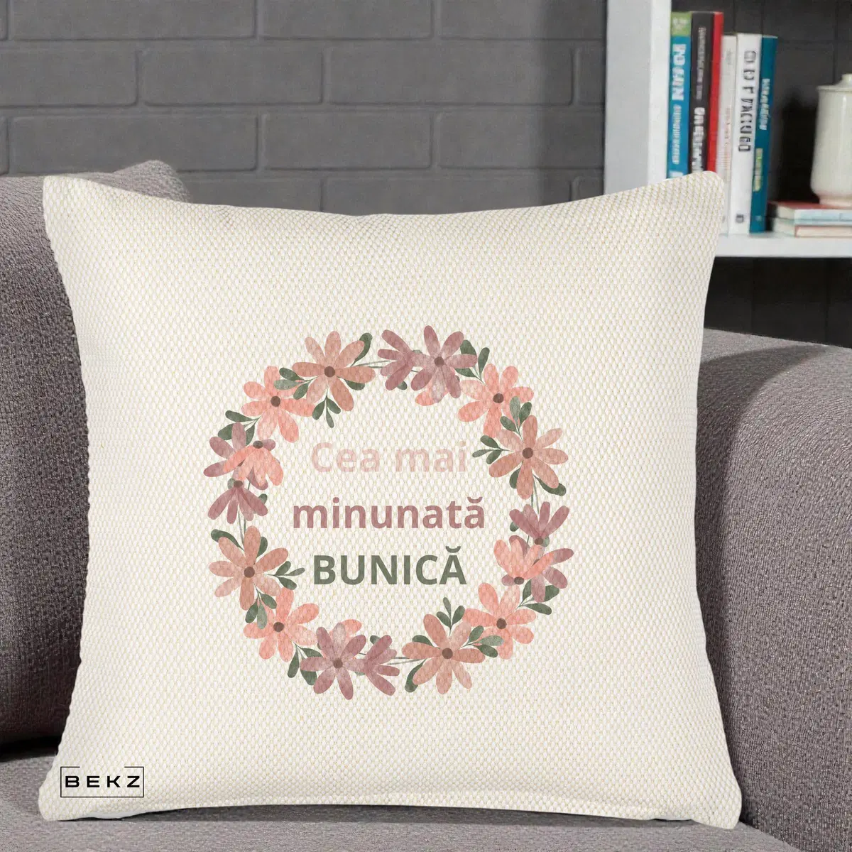 Perna Decorativa Cea Mai Minunata Bunica Coronita Flori Roz, 40x40 cm, Crem Reliefat, Husa Detasabila, Perna, BEKZ®