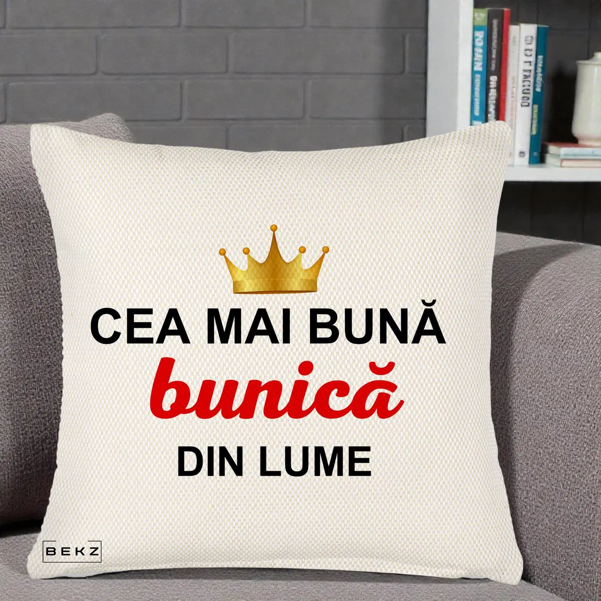 Perna Decorativa Cea Mai Buna Bunica Din Lume Coroana Aurie, 40x40 cm, Crem Reliefat, Husa Detasabila, Perna, BEKZ®