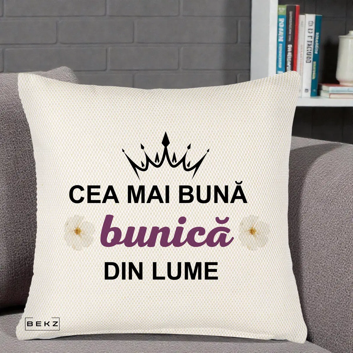 Perna Decorativa Cea Mai Buna Bunica Din Lume Coroana Mov Flori, 40x40 cm, Crem Reliefat, Husa Detasabila, Perna, BEKZ®