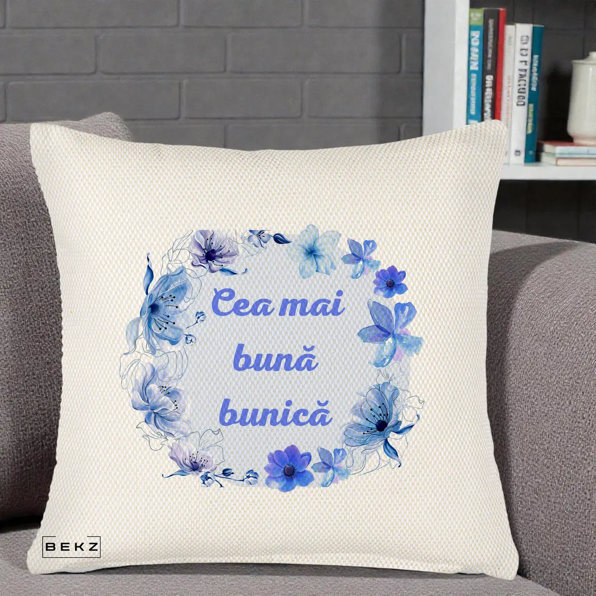Perna Decorativa Cea Mai Buna Bunica Coronita Flori Albastre Acuarela, 40x40 cm, Crem Reliefat, Husa Detasabila, Perna, BEKZ®